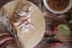 Thịt luộc chín để nguội rồi sắt miếng mỏng. Trứng vịt luộc chín sau đó cắt múi cau. Cá nục hấp khoảng 15 phút cho chín.
