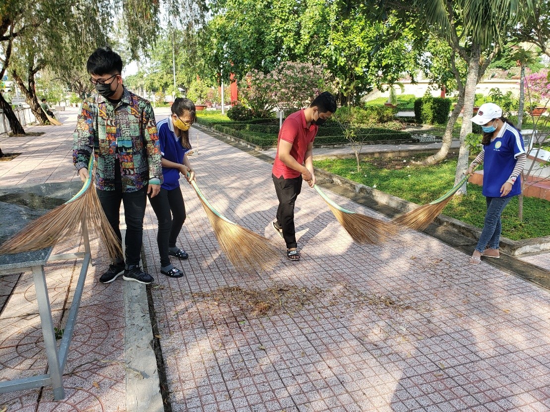 Hình 2 Đoàn viên sinh viên DLA đang tiến hành quét dọn khuôn viên