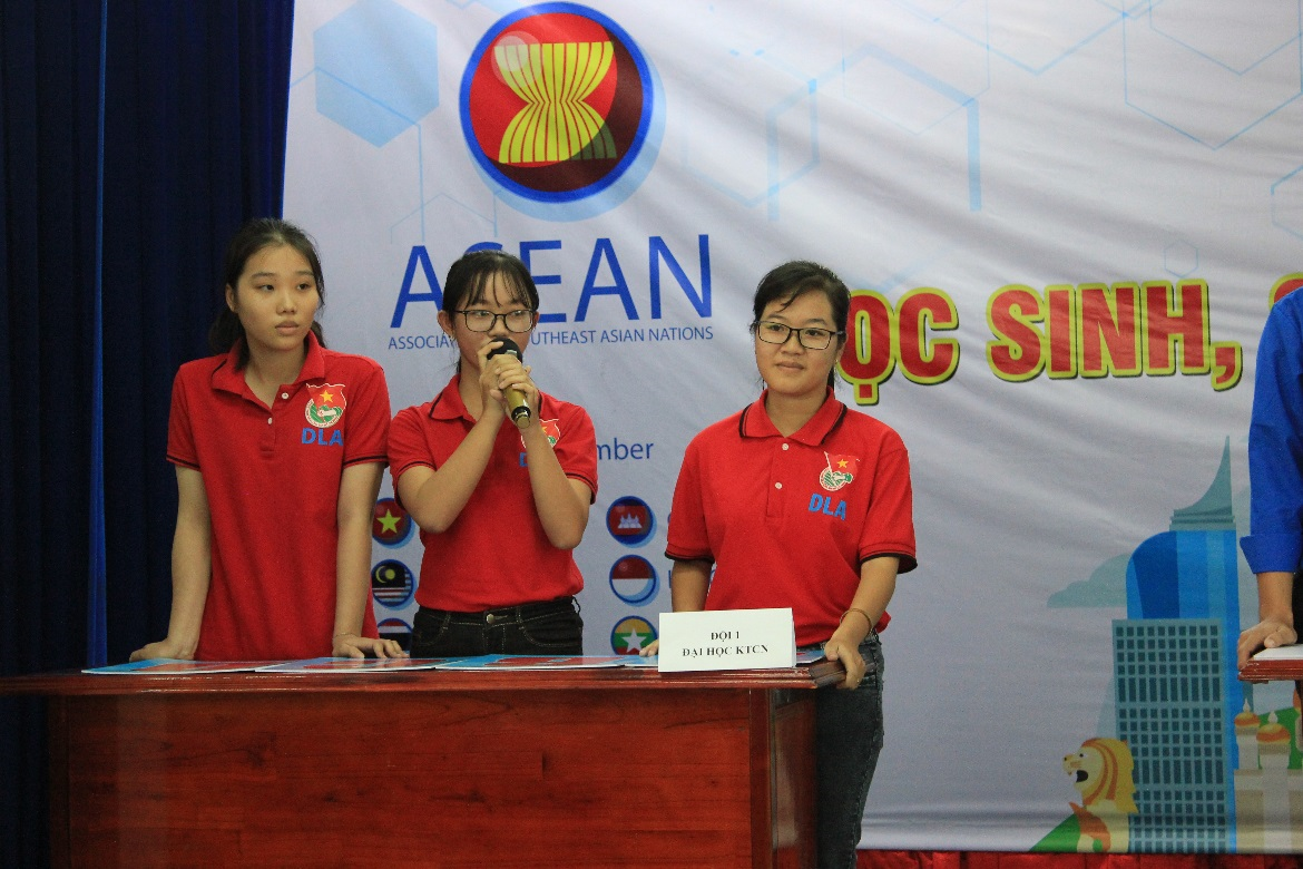 03 đội đến từ Trường Cao đẳng Sư phạm, Thành Đoàn Tân An và Trường Đại học Kinh tế Công nghiệp Long An bước vào vòng thi ứng xử. Đội 1 DLA đã xuất sắc đạt giải nhất phần thi trắc nghiệm kiến thức về ASEAN