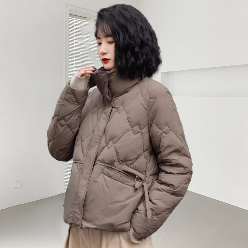 Short, insulated women's down jacket