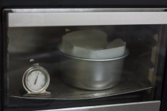 Cho vào khuôn bánh 18cm đã lót giấy nướng, nướng 20-30phút ở 170 độ C, đến khi bánh chín vàng mặt. Lấy bánh ra rack, để nguội, xẻ bạt bánh làm 2 (Có thể vạt bớt phần mặt bánh để lúc chà láng kem được dễ hơn).