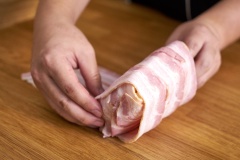 Lấy thịt xông khói quấn đều khắp miếng sandwich kẹp, không để hở phần bánh mì. Đun nóng chảo, cho bacon cuộn sandwich vào chảo, chiên chín giòn tất cả các mặt là xong. Làm như vậy đến khi hết nguyên liệu chuẩn bị nhé.