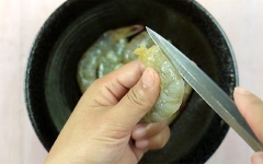 Tôm tươi mua về lột bỏ đầu, vỏ và chỉ lưng. Dùng dao cắt dọc sống lưng để khi nấu lên tôm cong lại nhìn đẹp mắt hơn. Đem rửa sạch, thấm khô rồi ướp với 1/3 quả trứng gà đánh tan, 1 muỗng canh bột năng rồi trộn đều.