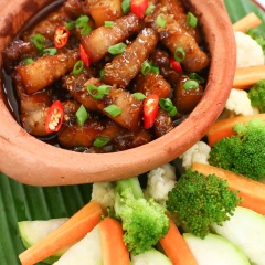 Dọn thịt kho mắm ruốc ra dĩa, rắc thêm ớt và hành lá lên cho đẹp mắt và tăng thêm hương vị. Dọn cơm nóng ra và thưởng thức thôi nào. Món này các bạn nên chuẩn bị thêm rau luộc hoặc rau sống để ăn kèm sẽ rất là hợp, hương vị thịt đậm đà mặn ngọt, mùi sả và mắm ruốc thơm dậy, ăn hao cơm lắm đó nha.
