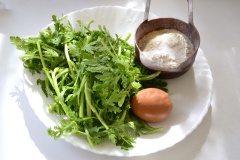 Nhặt sạch rau tân ô (rau cải cúc), rửa sạch với nhiều nước rồi giũ cho ráo, sau đó thái nhỏ rau cải cúc ra nhé!