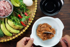 Mang mắm cá linh mua về, cho ra thớt bằm thật nhuyễn. Cách làm mắm chưng ngon: Nên chọn loại mắm cá linh đã ươm lâu, như vậy thịt cá sẽ mềm và mắm thơm hơn nhiều so với mắm mới ươm.