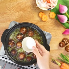 Nêm vào lẩu 1/2 muỗng cà phê muối, 6 muỗng cà phê đường, 4 muỗng cà phê hạt nêm, 6 muỗng cà phê nước tương cho vừa ăn. Nấu thêm 5 phút cho nước lẩu sôi bùng lên rồi tắt bếp. Sau đó, thả 30gr hành tây cắt múi câu nhỏ, 2 nhánh hành lá cắt khúc vào nồi.