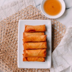 Chả giò nhân thịt cải nấm mang một vị ngọt thanh đạm, mát lành khi kết hợp cả nấm cùng cải thảo đấy. Các mẹ nhanh tay lưu ngay công thức để dành cuối tuần làm cho cả nhà cùng ăn nha.