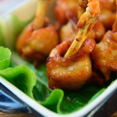 Đùi gà nướng sốt BBQ đậm đà, ngon và hấp dẫn với kiểu dáng khá lạ mắt, hương vị thơm lừng để nhâm nhi vào ngày cuối tuần cùng cả nhà hoặc món nhắm cùng bia rất tuyệt đấy. Nhanh tay lưu ngay công thức lại nhé.