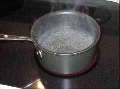Đun 1.5 lít nước sôi, cho thịt gà, hoa hồi, gừng vào nồi. Chờ khi nước sôi lại thì hớt bớt bọt nổi lên, nêm hạt nêm vào.