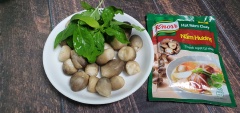 Dùng dao nhọn cạo bỏ phần dơ và chân nấm, rửa sạch nấm rơm với nước muối pha loãng rồi rửa lại với nước lạnh cho sạch. Rửa sạch lá é rồi để ráo nước.