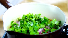 Đun sôi nước sốt, thêm vào 50gr ớt bột, 100gr hành tím cắt lát, 50gr ngò rí rồi khuấy lên là hoàn tất phần nước sốt.