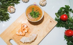 Cuối cùng vớt phần thịt trong nồi nước dùng, cắt lát nhỏ vừa ăn. Đặt lên trên phần hủ tiếu đã được trụng. Thêm hành ngò cắt nhỏ lên trên sốt đậu phộng, khi ăn bạn trộn đều sốt với hủ tiếu, ăn kèm với nước dùng rau củ và rau sống nếu thích. Chúc bạn thành công nhé!