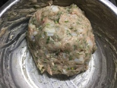 Cho cá vào tô lớn, cho 1/2 muỗng cà phê tỏi băm, 1/2 muỗng cà phê hành tím băm, hành lá và thì là băm, 1 muỗng cà phê hạt nêm, 1/2 muỗng cà phê nước mắm, 1/4 muỗng cà phê tiêu vào và cả mực cắt hạt lựu nữa, dùng găng tay nhồi trộn cá khoảng 10-15 phút cho cá dẻo lại và dính vào nhau là được.