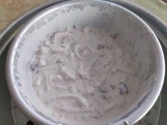Cho củ cải xào ra một thố lớn, rây vào 150g bột gạo, trộn đều. Sau đó, rưới từ từ nước lọc vào thố bột, dùng đũa khuấy thành hỗn hợp đặc sệt và đồng nhất là được.