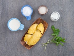 Chuẩn bị tất cả nguyên liệu. Sầu riêng lấy phần thịt. Cho thịt sầu riêng vào máy xay cho đến khi nhuyễn mịn.