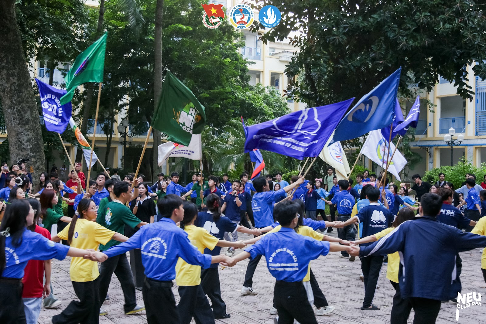 Những b&agrave;n tay đan chặt v&agrave; cờ tổ đội giơ cao rực rỡ, phản chiếu một NEU trẻ trung, năng động, đo&agrave;n kết trong kh&ocirc;ng kh&iacute; s&ocirc;i nổi của Ng&agrave;y hội C&acirc;u lạc bộ. (Ảnh: BTC)