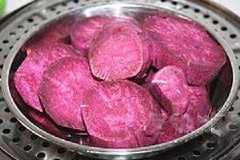 Khoai lang rửa sạch, gọt vỏ, cắt khúc rồi cho vào nồi, hấp chín như hình bên.