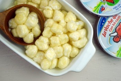Thạch phô mai viên béo thần thánh đã xong, giờ thì pha trà sữa thơm ngon, thả phô mai viên vào với số lượng tùy thích. Cắn nhẹ viên thạch phô mai, uống kèm 1 ngụm trà sữa mát lạnh giữa trưa hè nóng bức. Các fan trà sữa tha hồ nhăm nhi thạch phô mai viên mà không cần lo tốn nhiều tiền nữa rồi nha. Chúc các bạn thành công.