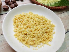 200g gạo nếp vo sạch đem ngâm qua đêm hoặc ngâm khoảng 6-8 tiếng đồng hồ. Sau đó cho ra rổ để ráo. Hạt dẻ cho vào luộc sơ, để dễ dàng bóc vỏ, sau đó để riêng. Đậu xanh nhặt sạn, vo sạch rồi ngâm nước ấm trước khoảng 1 tiếng đồng hồ hoặc ngâm nước lạnh khoảng 3 tiếng đồng hồ.