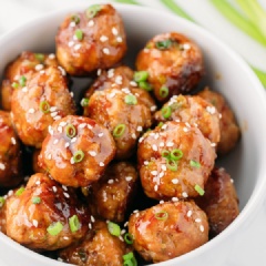 Thịt viên sốt Teriyaki hấp dẫn đến từng miếng nhờ vào phần thịt mềm mềm, hòa quyện cùng nước sốt ngọt ngọt, đậm đà cực kì ngon luôn đấy. Chị em nội trợ nhanh chóng lưu ngay công thức và làm nhé.