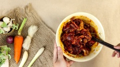 Thịt bò chọn loại thịt nạm hoặc thịt có nhiều gân xen kẻ thịt để nấu được món bò kho ngon miệng nhất. 400gr thịt bò rửa sạch, cắt thành những miếng nhỏ vừa ăn. Ướp thịt bò với 10gr tỏi băm, 10gr hành tím băm, 1 gói Xốt gia vị hoàn chỉnh Bò kho Barona,. Ở bước ướp thịt bò này, bạn cho thêm 10ml nước cốt chanh để thịt bò nhanh mềm và tiết kiệm thời gian hầm hơn. Trộn đều và ướp thịt với sốt ít nhất 30 phút.