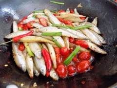 Làm nóng chảo với dầu ăn, cho 1 muỗng canh đường vào thắng nước màu, đến khi có màu nâu đẹp thì cho cá vào kho. Thỉnh thoảng đảo cá nhẹ nhàng. Tiếp tục rim cá 3 - 5 phút rồi cho hết phần gia vị còn dư vào cùng 300ml nước dừa tươi vào, đậy nắp kho lửa nhỏ đến khi cá chín, thấm gia vị đậm đà, nước hơi cạn và có màu đẹp thì nêm nếm lại lần nữa rồi tắt bếp. Cá kho ngon nhất là khi ăn cùng với cơm nóng đấy.
