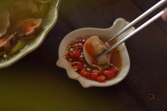 Dọn ra và thưởng thức thôi nào. Canh chua sò cam cũng như bao món canh chua khác, hợp với ăn cơm, thêm 1 ít nước mắm và vài lát ớt là sẽ khiến bạn muốn ăn mãi không thôi.