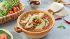 Canh măng chua cá diêu hồng là món canh tuyệt vời cho bữa cơm gia đình bạn. Món canh măng chua này được cả người lớn và trẻ nhỏ đều yêu thích bởi vị chua dịu nhẹ của măng kết hợp với cá ngọt thịt khiến món ăn càng thêm hấp dẫn.