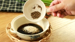 Pha nước sốt gồm 1 muỗng canh dầu hào, 1 muỗng canh hắc xì dầu, 1 muỗng canh nước tương, 1 muỗng canh dầu mè, 2 muỗng canh đường và 1/2 muỗng canh hạt nêm và 1/2 muỗng cà phê tiêu, khuấy đều cho tất cả hòa quyện. Bắc chảo lên bếp, cho vào 2 muỗng canh dầu ăn sau đó thêm 15gr gừng thái sợi và 10gr tỏi băm vào phi thơm. Thêm vào chảo 3 muỗng canh tàu xì rồi xào thơm. Tiếp theo cho hỗn hợp nước sốt vừa pha cùng 400ml nước lọc, 2gr hoa hồi, khuấy đều và đun sôi.