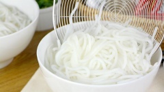 Khi ăn trụng bún bò với nước sôi, để ráo nước rồi cho vào tô, múc nước xúc xích bò cay vào, rưới thêm rau quế, ngò gai cắt nhỏ vào là thưởng thức thôi. Bún cay xúc xích bò BBQ có hương vị đậm đà, nổi bật vị cay nồng từ ớt và sa tế cùng những miếng xúc xích bò thơm giòn sừng sực, vừa ăn vừa xuýt xoa chính là điểm hấp dẫn và đặc trưng của món ăn này. Những tín đồ ăn cay thật sự không nên bỏ qua cách kết hợp giữa xúc xích với nước lèo cay thú vị này đâu nha.