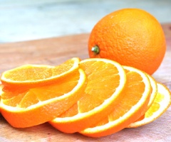 Táo rửa sạch, cắt thành từng miếng. Cam rửa sạch, cắt thành lát.