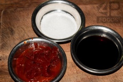 Đun xôi nước dùng chay. Cho 2 muỗng canh tương ớt, 2 muỗng canh nước tương, 1 muỗng canh đường trắng vào, khuấy đều.