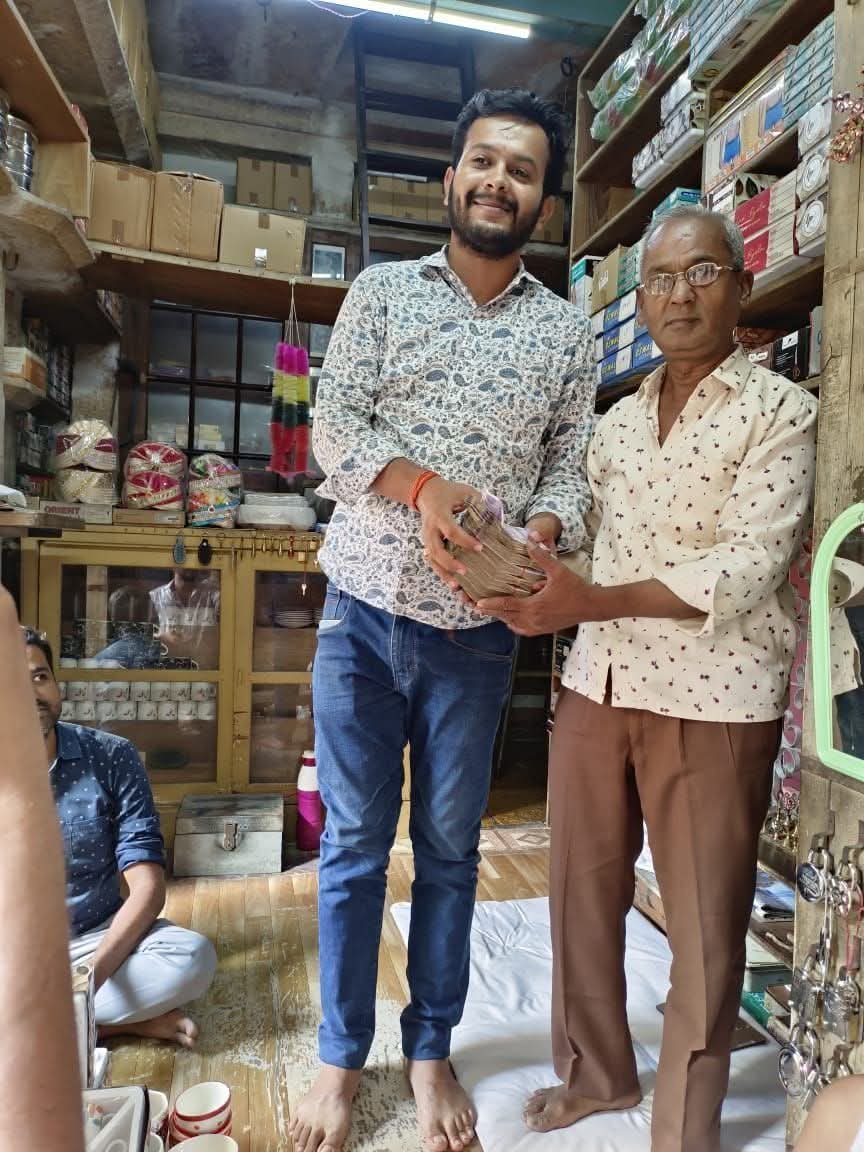 जैसलमेर  जैन समाज के गणमान्य सदस्य श्री रमेश कुमार पुत्र श्री रणजीत सिंह जी राखेचा निवासी राखेचा पाड़ा जैसलमेर ने ईमानदारी का परिचय देते हुए जैन समाज को गौरवान्वित किया है।