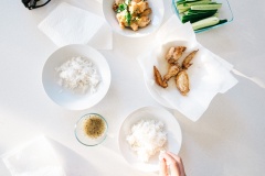 Bạn có thể rắc một ít ra ngò lên cánh gà nhé. Chuẩn bị nước chấm bằng cách vắt tí nước cốt chanh vào muối tiêu. Xới cơm trắng ra bát và chiến thôi nào. Người Campuchia ăn bóc nên bạn cũng thử xem sao nhé.