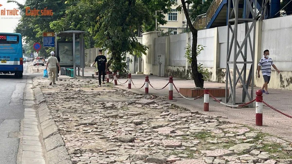 Cận cảnh vỉa hè nham nhở trên đường 70, lối đi bộ bị chia cắt từng đoạn - Báo Tri thức &amp; Cuộc sống