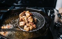 Thả vài viên bò vào chiên, chiên cho đến khi hết thịt bò, bạn chú ý đừng cho thịt bò vào chiên quá nhiều cùng một lúc. Thịt bò chiên vàng, bạn vớt ra rây để ráo. Bắc 1 cái chảo khác lên bếp, lấy 1 ít dầu ra phi thơm tỏi, cho mật ong và nước tương vào đun sệt lại, cho phần bò chiên vào đảo đều là hoàn thành.