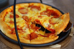 Mỗi khi buồn chán, bạn có thể làm ngay cho mình một chiếc bánh pizza xúc xích phô mai cực kì đơn giản và nhanh chóng này đấy. Hãy thử ngay và cảm nhận hương vị thơm ngon của nó nhé.