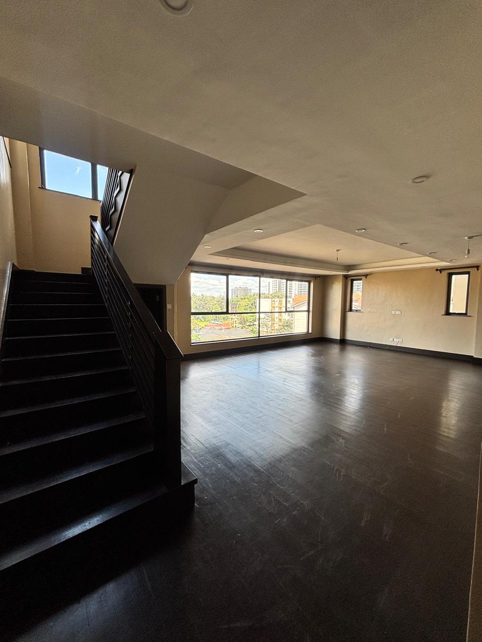 Duplex 4-Bedroom Apartment — photo 15 of 30
