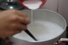 Đổ nước cốt dừa cùng 1 lít nước vào nồi, cho đường vào khuấy đều cho tan đường. Hoà 20g bột năng còn lại với chút nước. Khi nước cốt dừa sôi, từ từ đổ phần bột năng vào vừa đổ vừa khuấy đều để được hỗn hợp nước cốt dừa sánh. Đợi nước cốt dừa sôi, vớt các viên khoai dẻo thả vào nồi, đun sôi trở lại.