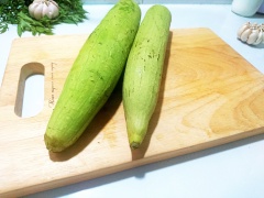 Mướp gọt bỏ vỏ, rửa sạch, bổ làm 4 và cắt khúc dài 4cm. Tránh cắt lát tròn, vì như vậy mướp sẽ mất độ giòn, dễ nhũn nếu nấu lâu. Tần ô, rửa sạch, nhặt bỏ đoạt già và gốc, ngắt cọng dài 5 - 6cm. Tôm khô ngâm nước cho mềm, rồi sau đó giã mịn.