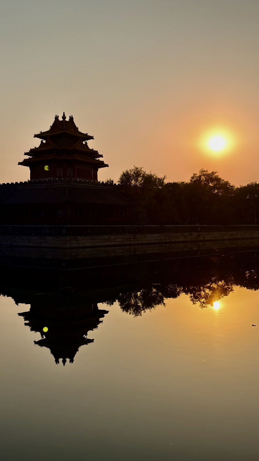 Torre de Beijing reflejada al atardecer