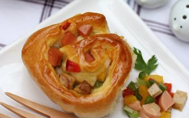 Bánh Mì Trứng Cút Xúc Xích