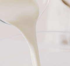 Cho bột cà phê vào ly, đun sôi nước và rót nước sôi vào, khuấy đều, để nguội. Cho heavy cream vào tô, dùng máy đánh trứng đánh bông kem ở tốc độ vừa phải cho bông và cứng lên.