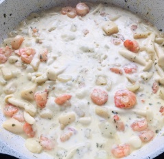 Khi nấm gần chín cho tiếp whipping cream hoặc cooking cream hay heavy cream và đặc biệt nếu mua được hộp England clam chowder soup sẽ rất ngon.