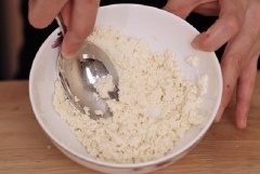 Chúng ta nghiền nát đậu hũ và trộn đều với rong biển miyeok, nêm nếm thêm dầu mè, hành và tỏi băm.