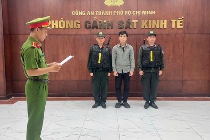 Công an TPHCM khởi tố chủ chuỗi cửa hàng sneaker nổi tiếng - Báo Người Lao Động