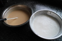 Phần bánh trà: Đổ nước trà đã pha vào nồi, thêm 100gr đường, nấu trà đến khi đường tan hết. Lấy 1 phần bột năng, hòa vào phần trà đã đun sôi. Tắt bếp, khuấy cho đến khi bột năng chín và trong. Sau đó, đổ ngược lại từng chút một vào thau bột năng thứ nhất, khuấy từ từ cho đến khi bột năng chín.