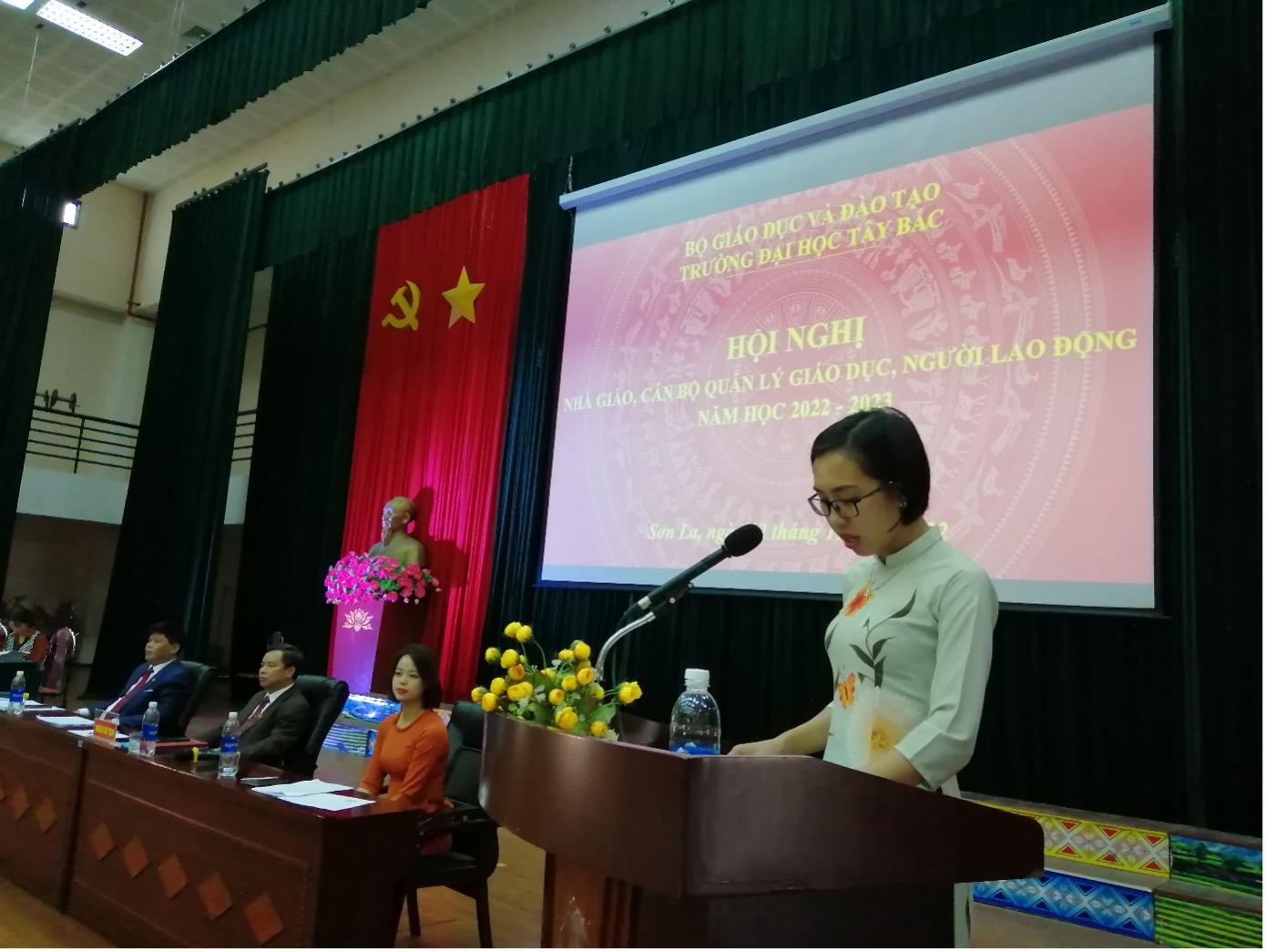 Hội nghị Nhà giáo, cán bộ quản lý giáo dục, người lao động năm học 2022 - 2023 tại Trường Đại học Tây Bắc