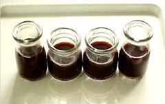 Sau khi hòa tan bột cacao với galetin xong, rót vào lọ hoặc cốc thật đẹp rồi để vào ngăn mát tủ lạnh chừng 2 tiếng là nó đông lại.
